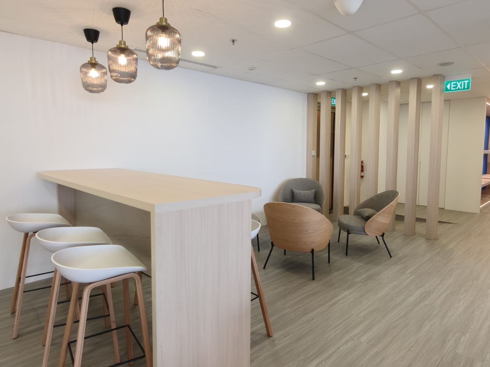 Pantry island with stools, OUE Downtown 1, office by Metadesign Interior