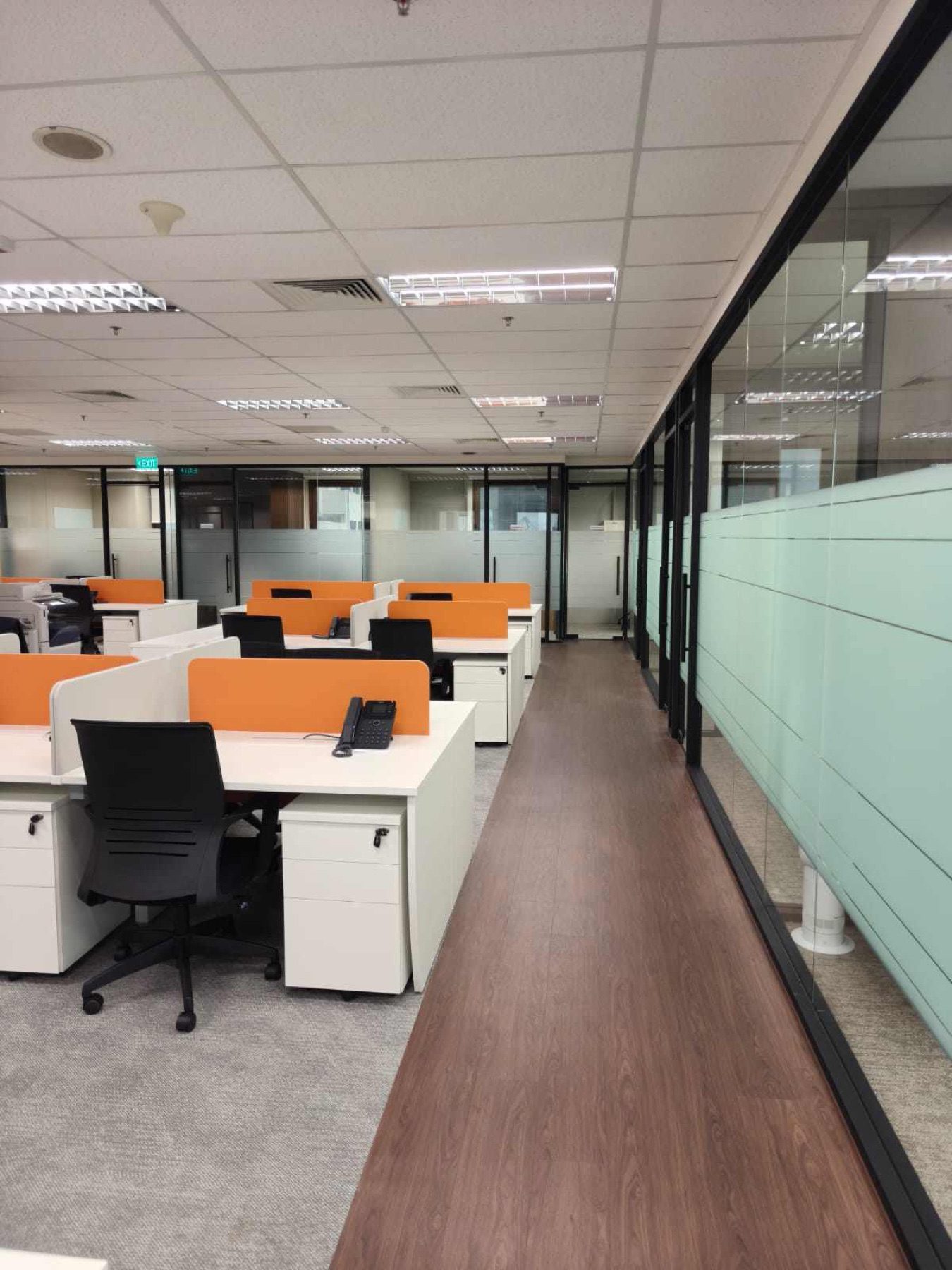 Long corridor between the open plan and the glass meeting rooms, 78 Shenton Way, office by Metadesign Interior